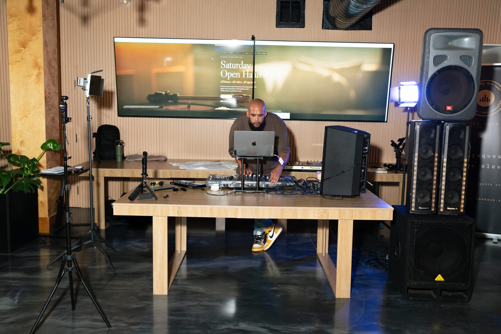 The booth in blue light, a host at the decks
